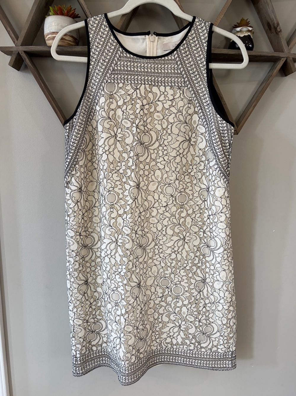 LOFT Cream w Lace Overlay Classic
Shift Sheath Dress. Size 4.